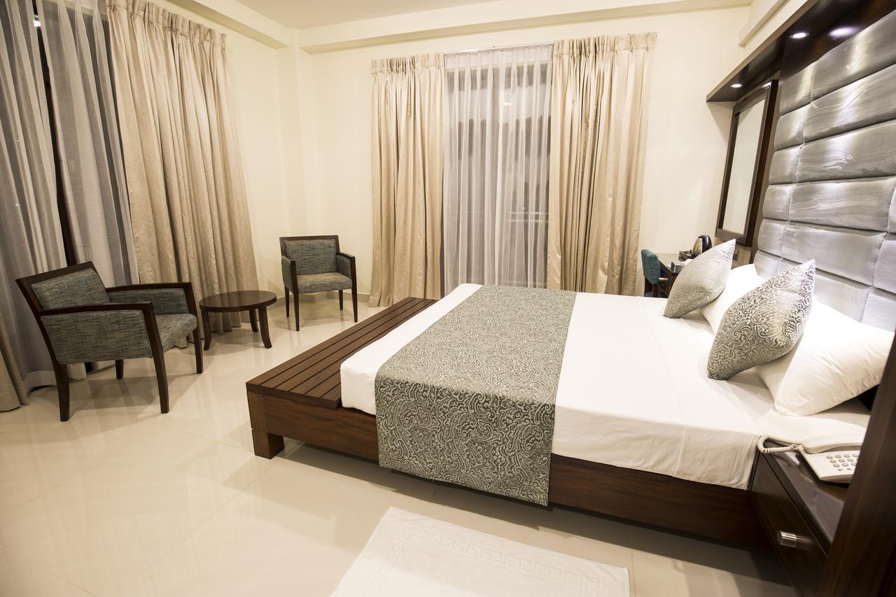 Grand 7 Hotel -Kesbewa Piliyandala Esterno foto