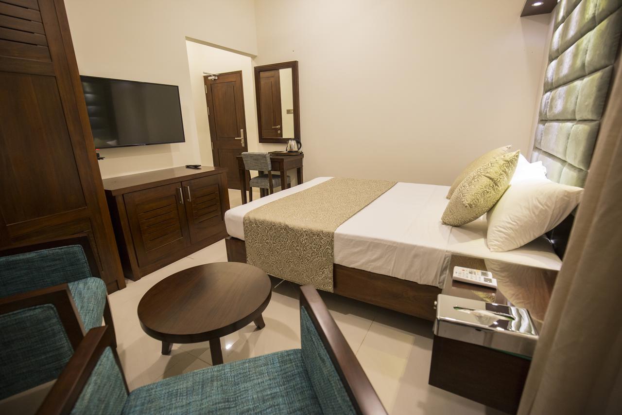 Grand 7 Hotel -Kesbewa Piliyandala Esterno foto